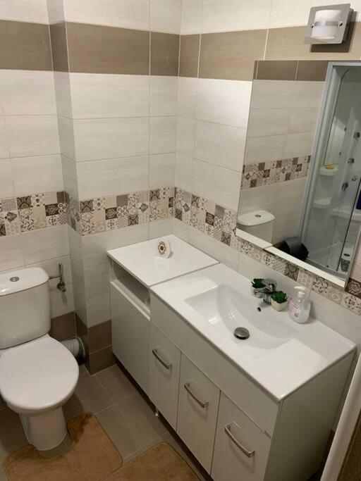 Lovely Bacau 1 Bedroom Apartment Exterior foto