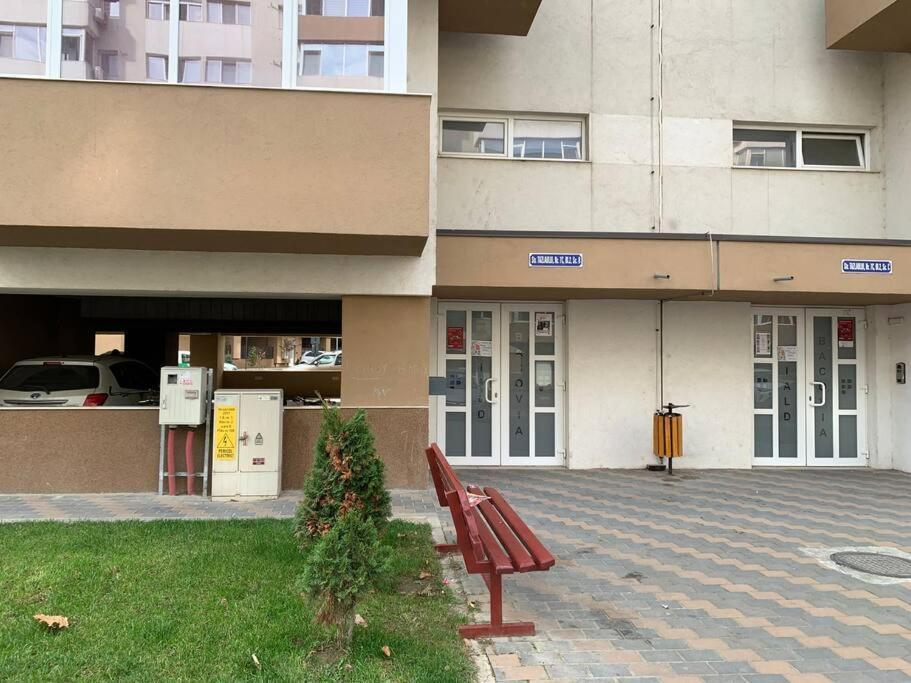 Lovely Bacau 1 Bedroom Apartment Exterior foto